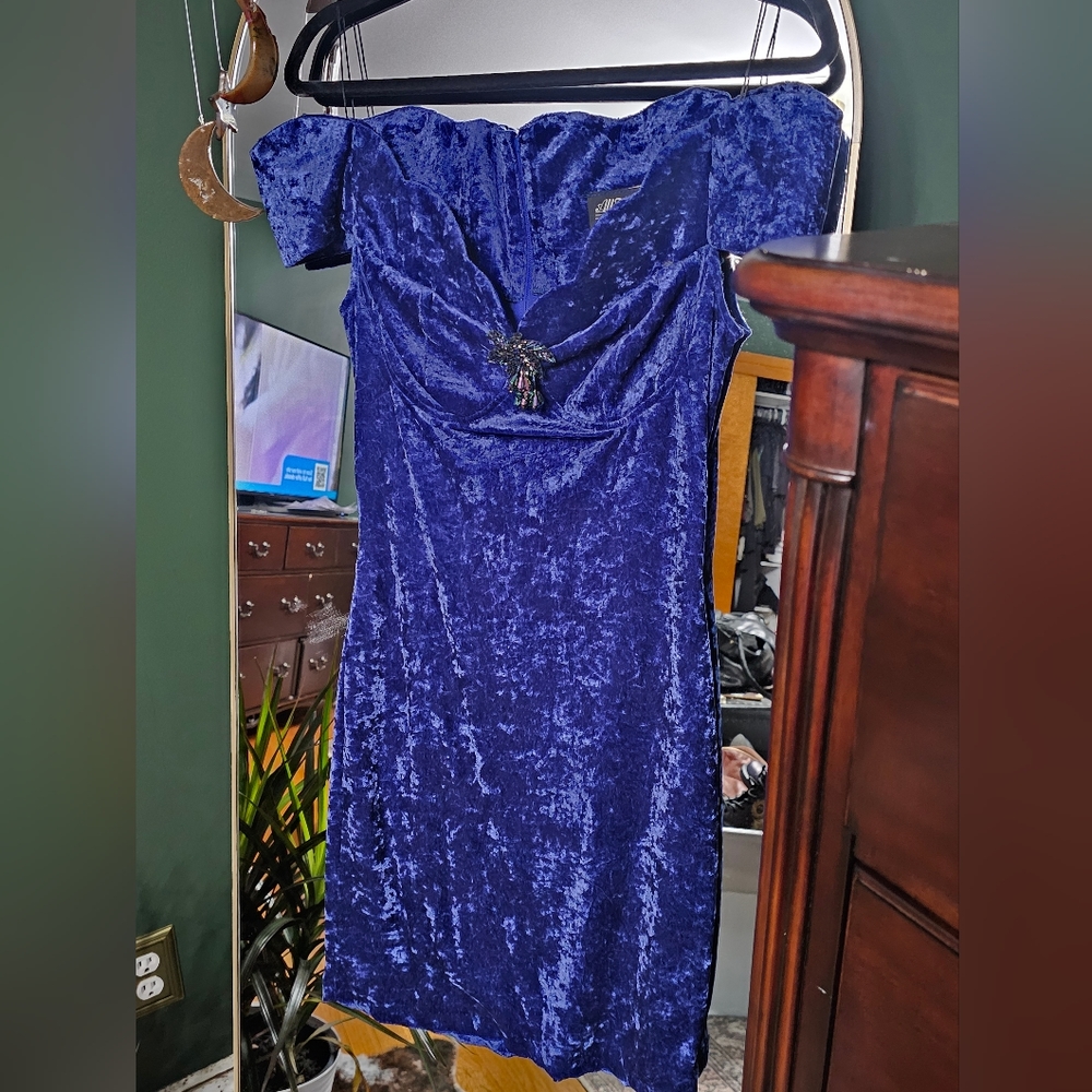 All that Jazz 80s style mini off shoulder velvet dress